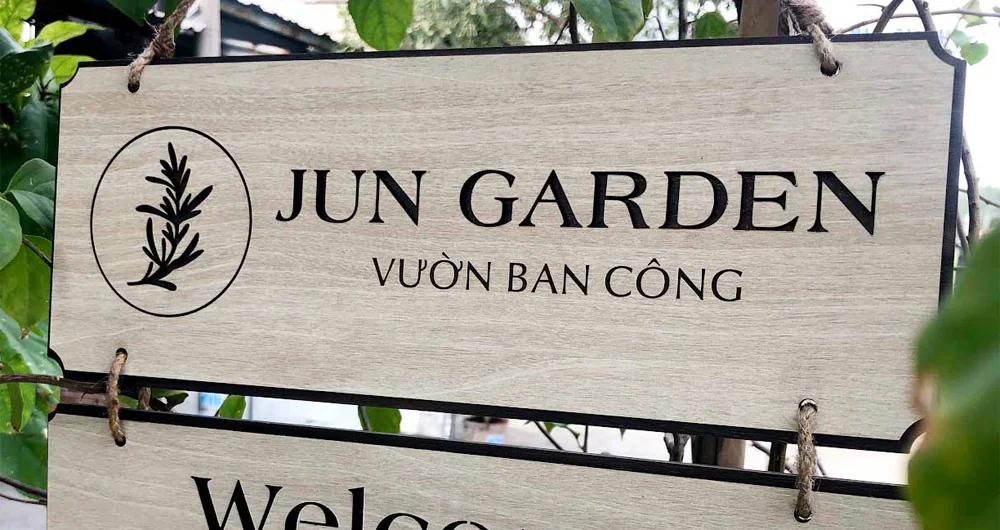 bang hieu quang cao bang go